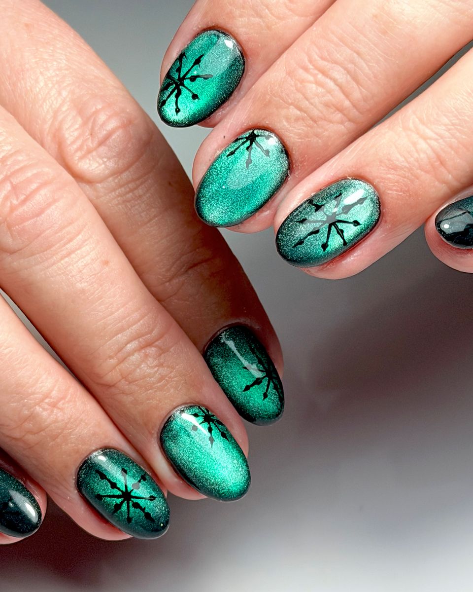 Teal cat-eye with painted snowflakes by The Nail Editor