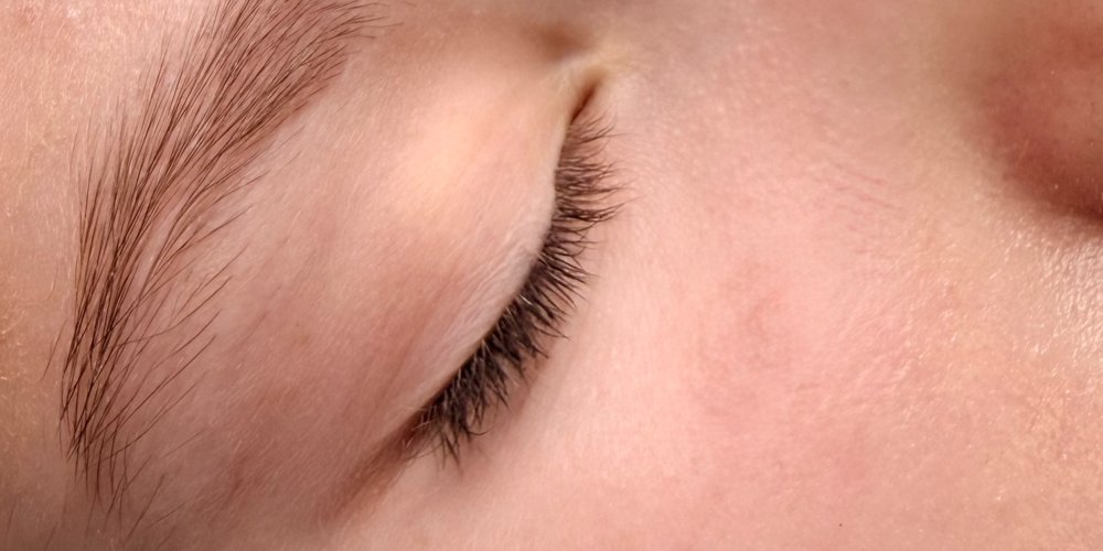 Lashes before a lash lift by The Nail Editor
