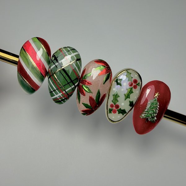 Christmas tips: candy stripes, tartan, poinsettia, holly and a tree by The Nail Editor